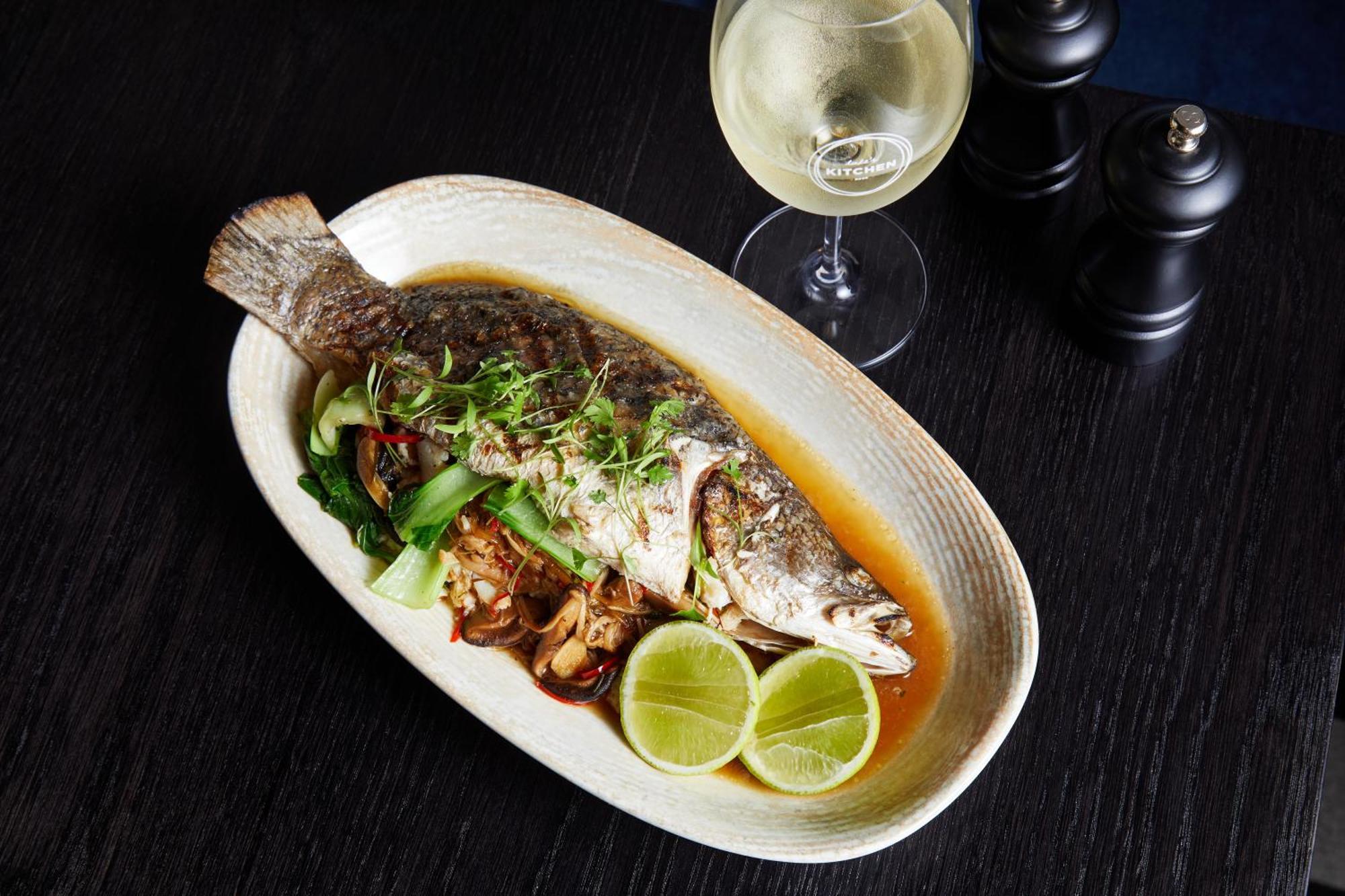 Отель Kimpton Margot Sydney By Ihg Экстерьер фото A whole turbot prepared with a soy sauce