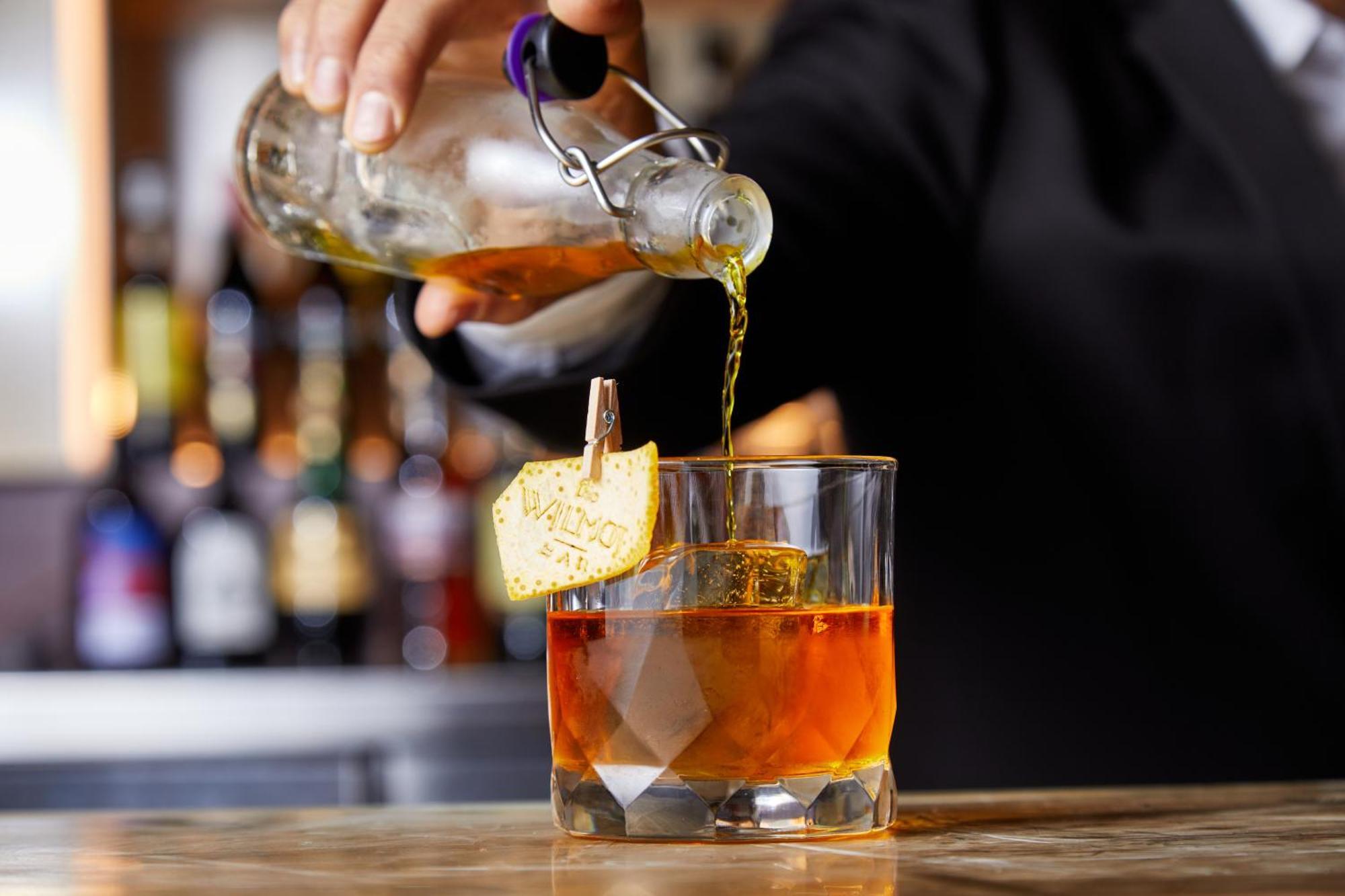 Отель Kimpton Margot Sydney By Ihg Экстерьер фото A bartender pouring a Old Fashioned
