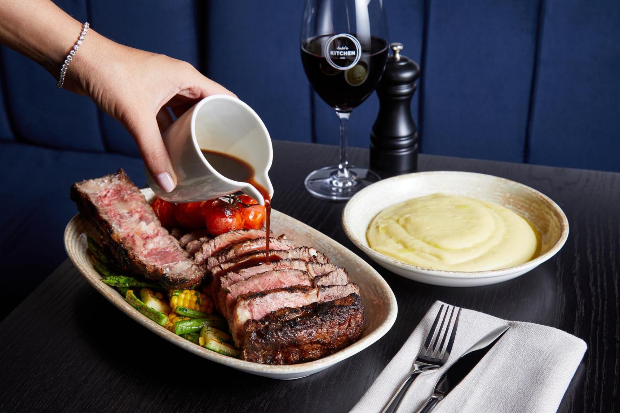 Отель Kimpton Margot Sydney By Ihg Экстерьер фото A steak being served with a side of mashed potatoes