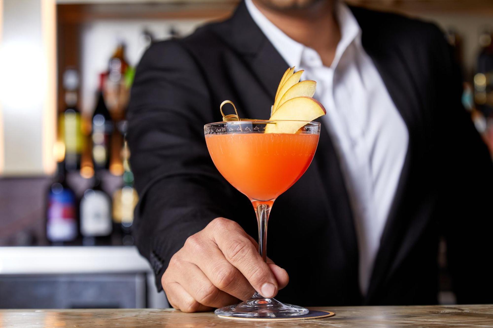 Отель Kimpton Margot Sydney By Ihg Экстерьер фото A bartender serving a cocktail