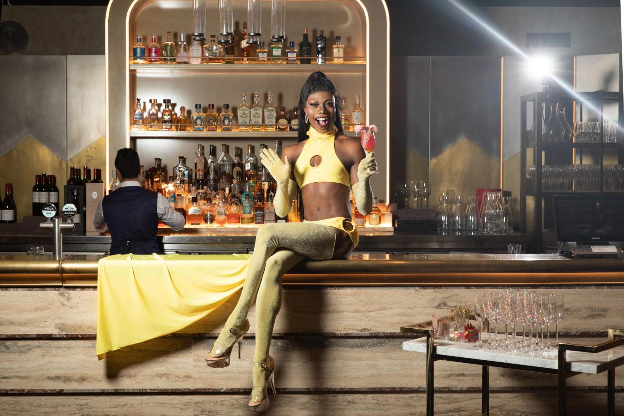 Отель Kimpton Margot Sydney By Ihg Экстерьер фото A model wearing a yellow latex ensemble