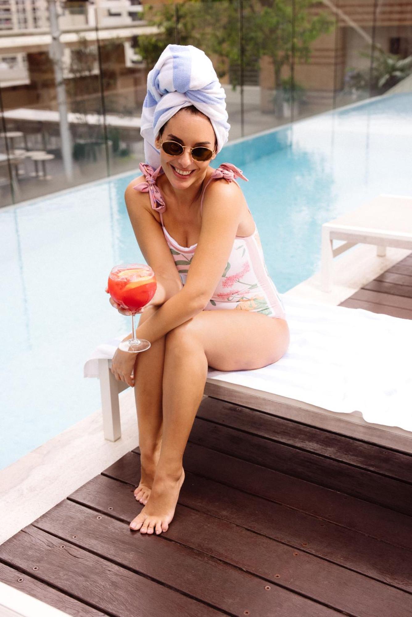 Отель Kimpton Margot Sydney By Ihg Экстерьер фото A woman wearing a one-piece swimsuit