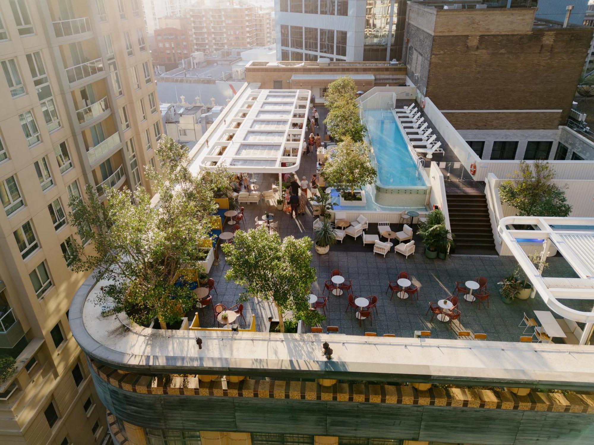 Отель Kimpton Margot Sydney By Ihg Экстерьер фото The rooftop pool at the Standard East Village